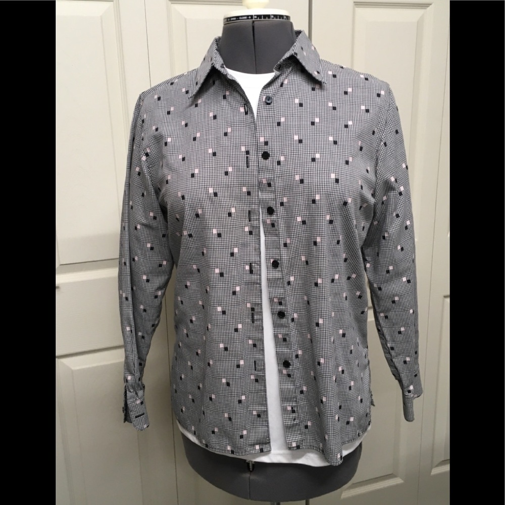 Cotton and polyester wrinkle free blouse. Square bottom.